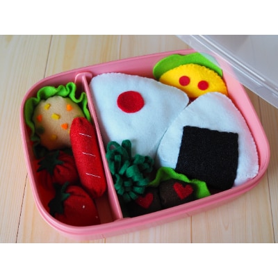 お食事エプロン2枚とフェルトお弁当セット(ピンク系)