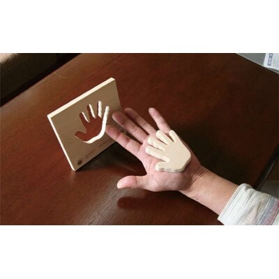 子どもの成長の記録を残せる! 木製手型フレームセット「天使の手型」