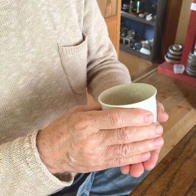 カップ (陶器)持ちやすい おしゃれな 水色の ゆのみ キラキラ光る結晶釉薬 陶芸家高田リリー律子作