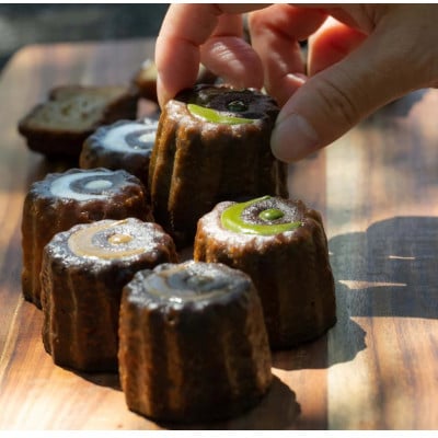 【毎月定期便】尾崎カヌレ 木箱入り 9個 (抹茶・ほうじ茶・矢堅目の塩)【菓舗いさみ屋】全3回