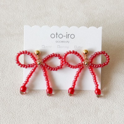 きゅっと結んだビーズリボンのピアス【ribbon/きらめきレッド】