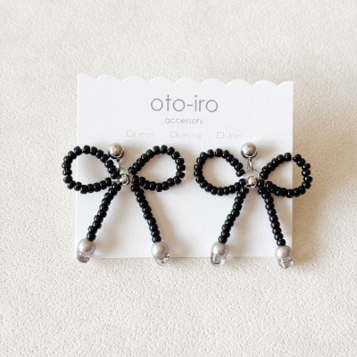 きゅっと結んだビーズリボンのピアス【ribbon/ブラック】