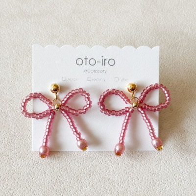 きゅっと結んだビーズリボンのピアス【ribbon/ローズピンク】