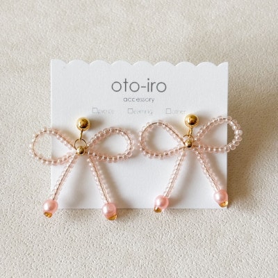 きゅっと結んだビーズリボンのピアス【ribbon/さくらピンク】