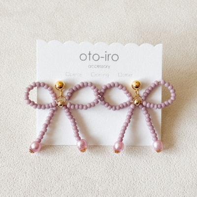 きゅっと結んだビーズリボンのピアス【ribbon/くすみピンク】