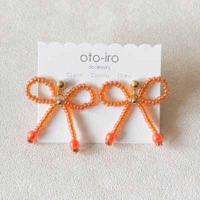 きゅっと結んだビーズリボンのピアス【ribbon/ジューシーオレンジ】
