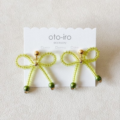 きゅっと結んだビーズリボンのピアス【ribbon/クリアグリーン】