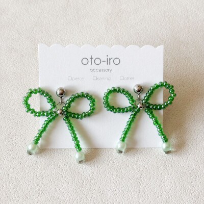 きゅっと結んだビーズリボンのピアス【ribbon/グリーン】