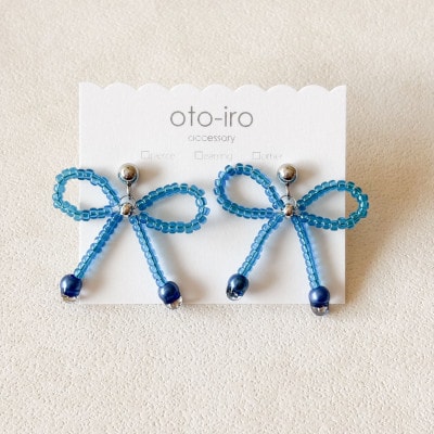 きゅっと結んだビーズリボンのピアス【ribbon/クリアブルー】