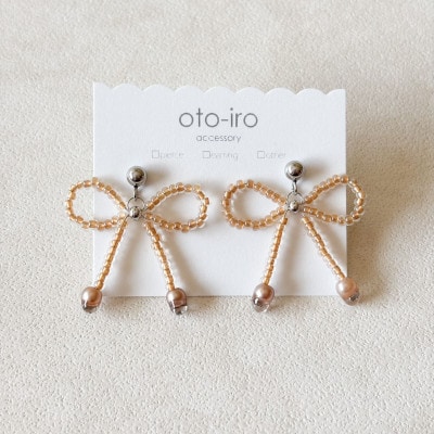 きゅっと結んだビーズリボンのピアス【ribbon/クリアベージュ】