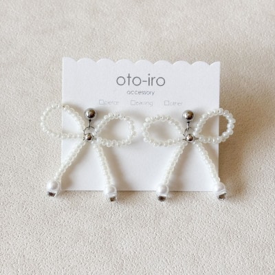 きゅっと結んだビーズリボンのピアス【ribbon/パールホワイト】