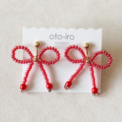 きゅっと結んだビーズリボンのイヤリング【きらめきレッド】