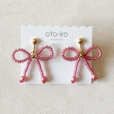 きゅっと結んだビーズリボンのイヤリング【ローズピンク】