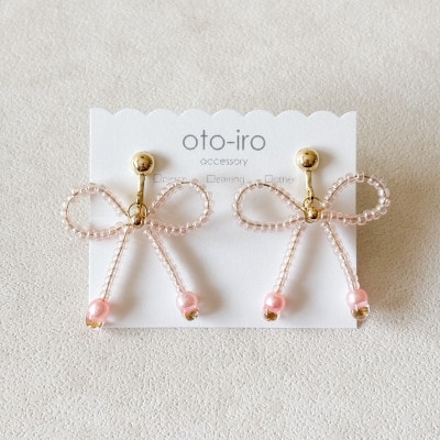きゅっと結んだビーズリボンのイヤリング【さくらピンク】