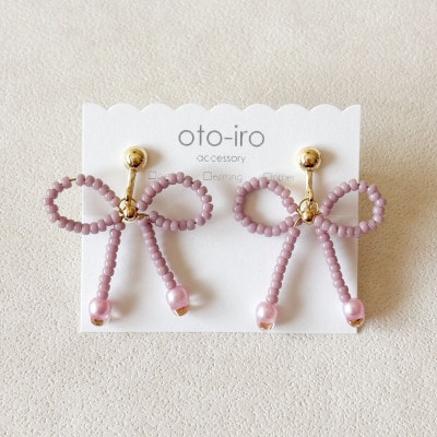 きゅっと結んだビーズリボンのイヤリング【くすみピンク】