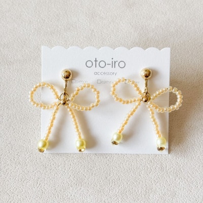 きゅっと結んだビーズリボンのイヤリング【パステルイエロー】
