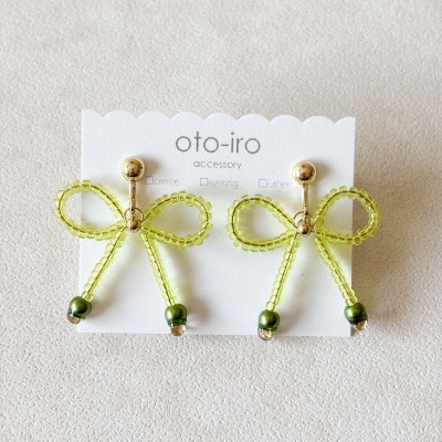 きゅっと結んだビーズリボンのイヤリング【クリアグリーン】
