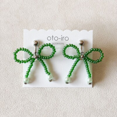 きゅっと結んだビーズリボンのイヤリング【グリーン】