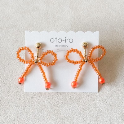 きゅっと結んだビーズリボンのイヤリング【ジューシーオレンジ】