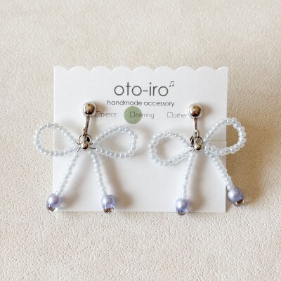 きゅっと結んだビーズリボンのイヤリング【みずいろ】