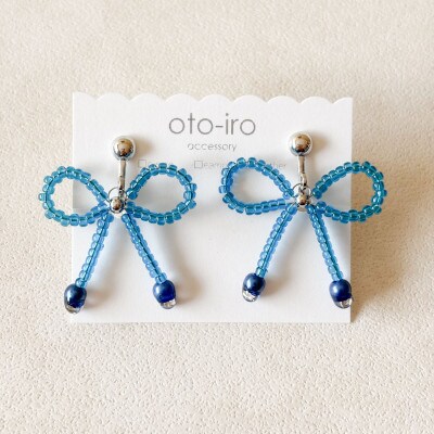 きゅっと結んだビーズリボンのイヤリング【クリアブルー】