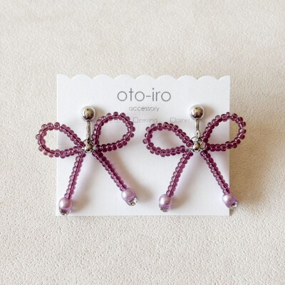 きゅっと結んだビーズリボンのイヤリング【パープル】