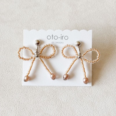 きゅっと結んだビーズリボンのイヤリング【クリアベージュ】