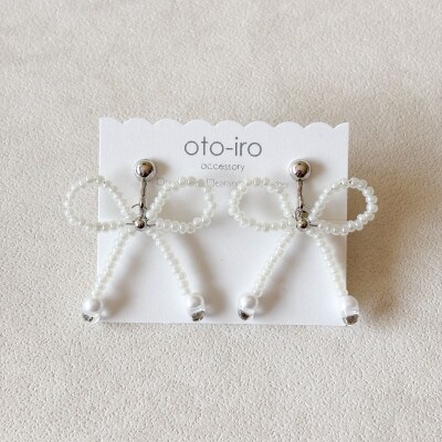 きゅっと結んだビーズリボンのイヤリング【パールホワイト】