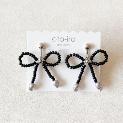 きゅっと結んだビーズリボンのイヤリング【ブラック】
