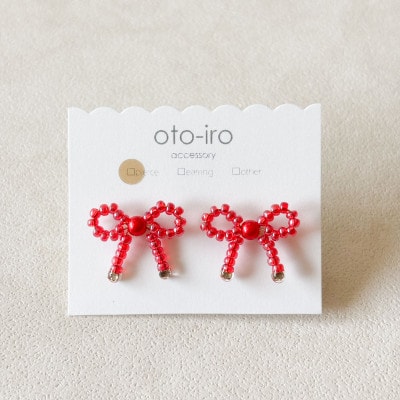 きゅっと結んだ小さなビーズリボンのピアス【mini ribbon/きらめきレッド】