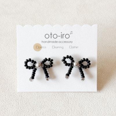 きゅっと結んだ小さなビーズリボンのピアス【mini ribbon/ブラック】