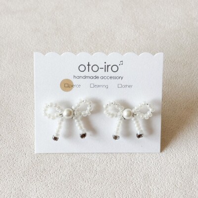 きゅっと結んだ小さなビーズリボンのピアス【mini ribbon/パールホワイト】