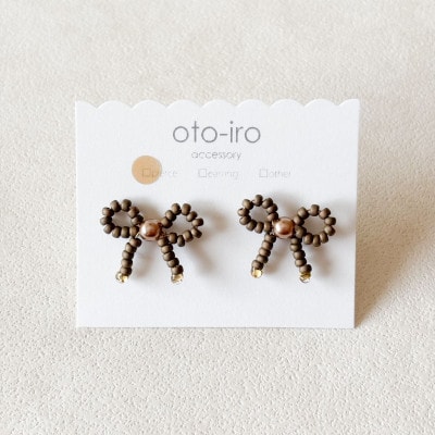 きゅっと結んだ小さなビーズリボンのピアス【mini ribbon/マットブラウン】