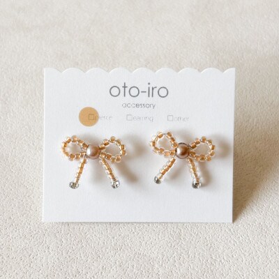 きゅっと結んだ小さなビーズリボンのピアス【mini ribbon/クリアベージュ】