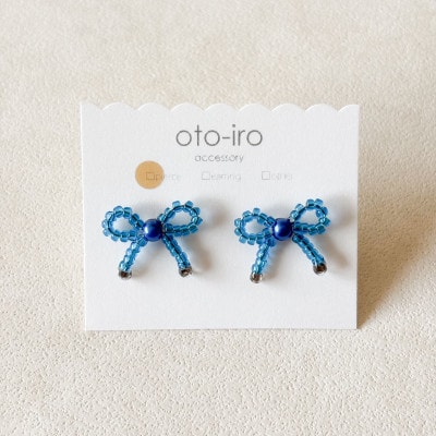 きゅっと結んだ小さなビーズリボンのピアス【mini ribbon/クリアブルー】