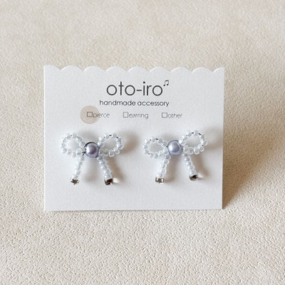 きゅっと結んだ小さなビーズリボンのピアス【mini ribbon/みずいろ】