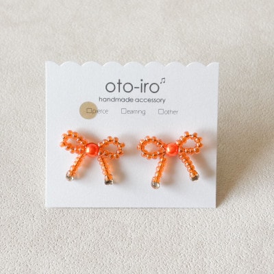 きゅっと結んだ小さなビーズリボンのピアス【mini ribbon/ジューシーオレンジ】
