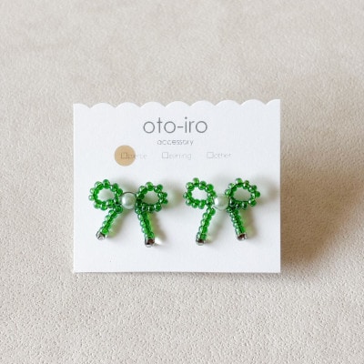 きゅっと結んだ小さなビーズリボンのピアス【mini ribbon/グリーン】