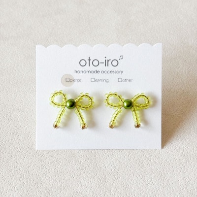 きゅっと結んだ小さなビーズリボンのピアス【mini ribbon/クリアグリーン】