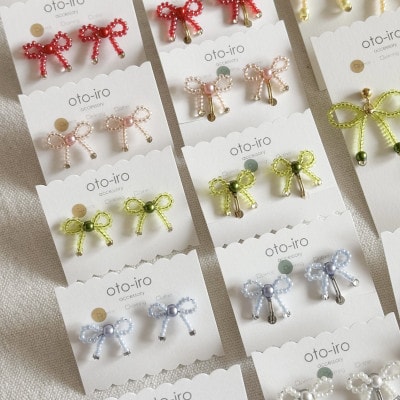きゅっと結んだ小さなビーズリボンのピアス【mini ribbon/パステルイエロー】