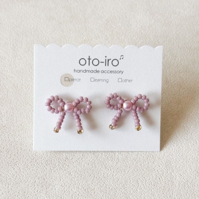きゅっと結んだ小さなビーズリボンのピアス【mini ribbon/くすみピンク】