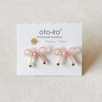 きゅっと結んだ小さなビーズリボンのピアス【mini ribbon/さくらピンク】