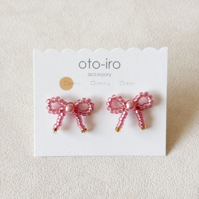 きゅっと結んだ小さなビーズリボンのピアス【mini ribbon/ローズピンク】
