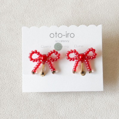 きゅっと結んだ小さなビーズリボンのイヤリング【mini ribbon/きらめきレッド】