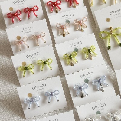 きゅっと結んだ小さなビーズリボンのイヤリング【mini ribbon/きらめきレッド】