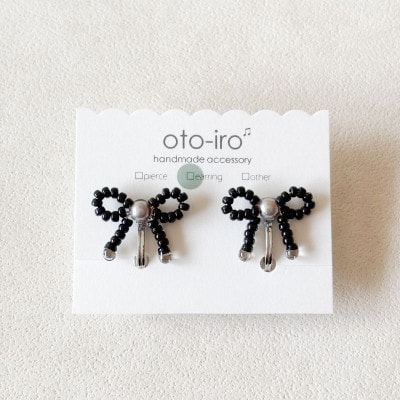 きゅっと結んだ小さなビーズリボンのイヤリング【mini ribbon/ブラック】