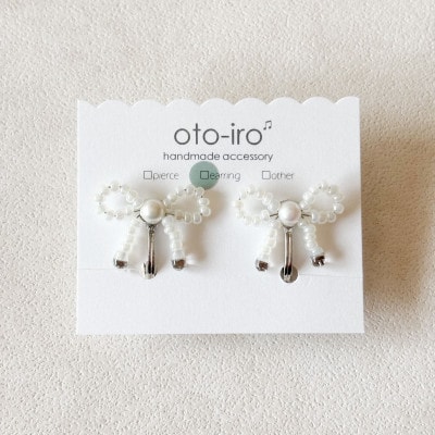 きゅっと結んだ小さなビーズリボンのイヤリング【mini ribbon/パールホワイト】