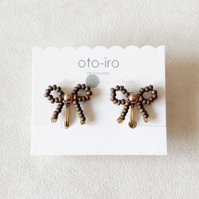きゅっと結んだ小さなビーズリボンのイヤリング【mini ribbon/マットブラウン】