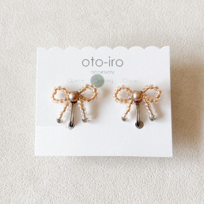 きゅっと結んだ小さなビーズリボンのイヤリング【mini ribbon/クリアベージュ】