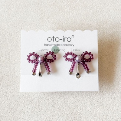 きゅっと結んだ小さなビーズリボンのイヤリング【mini ribbon/パープル】